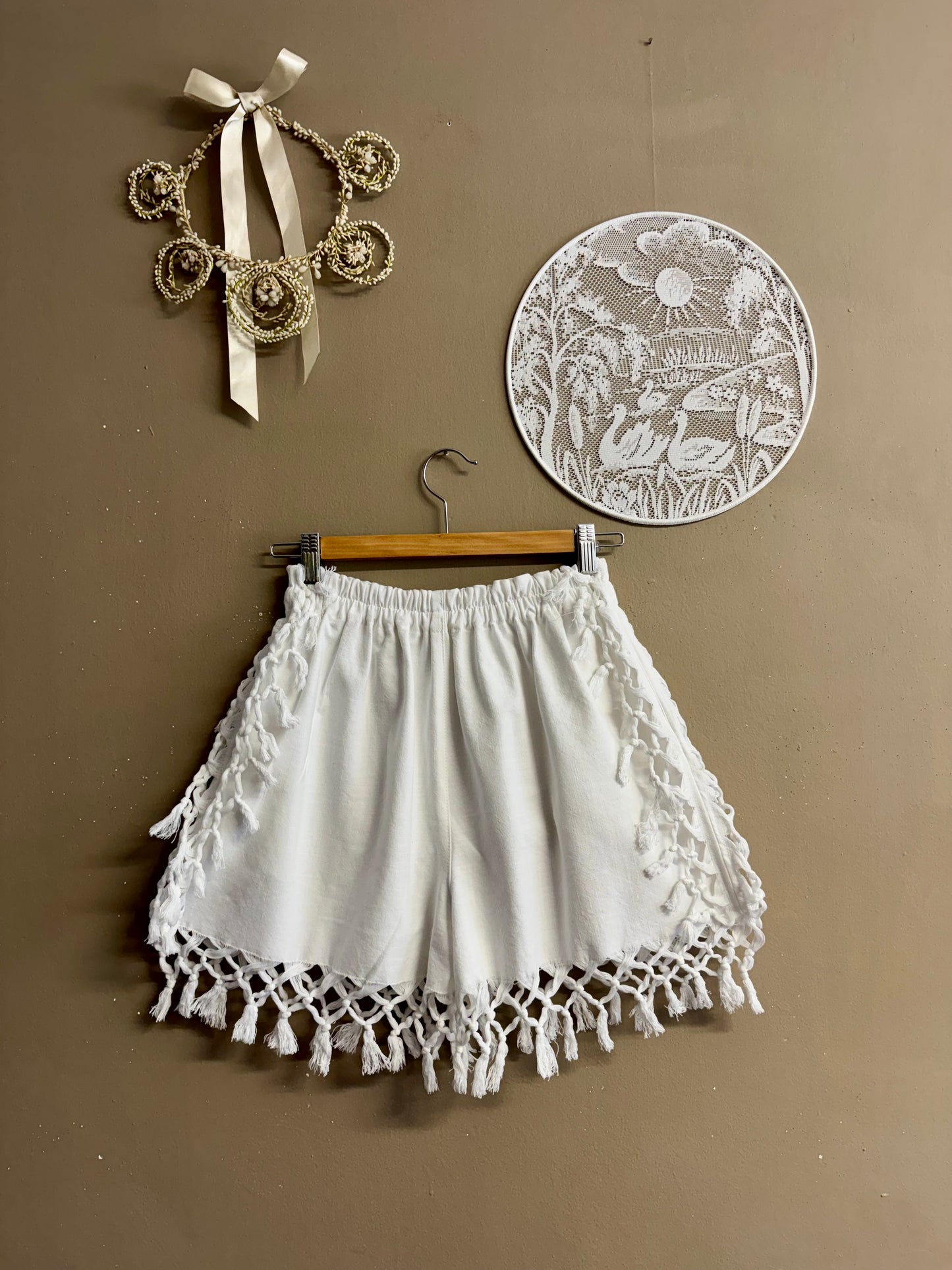 Cotton white short with side pockets