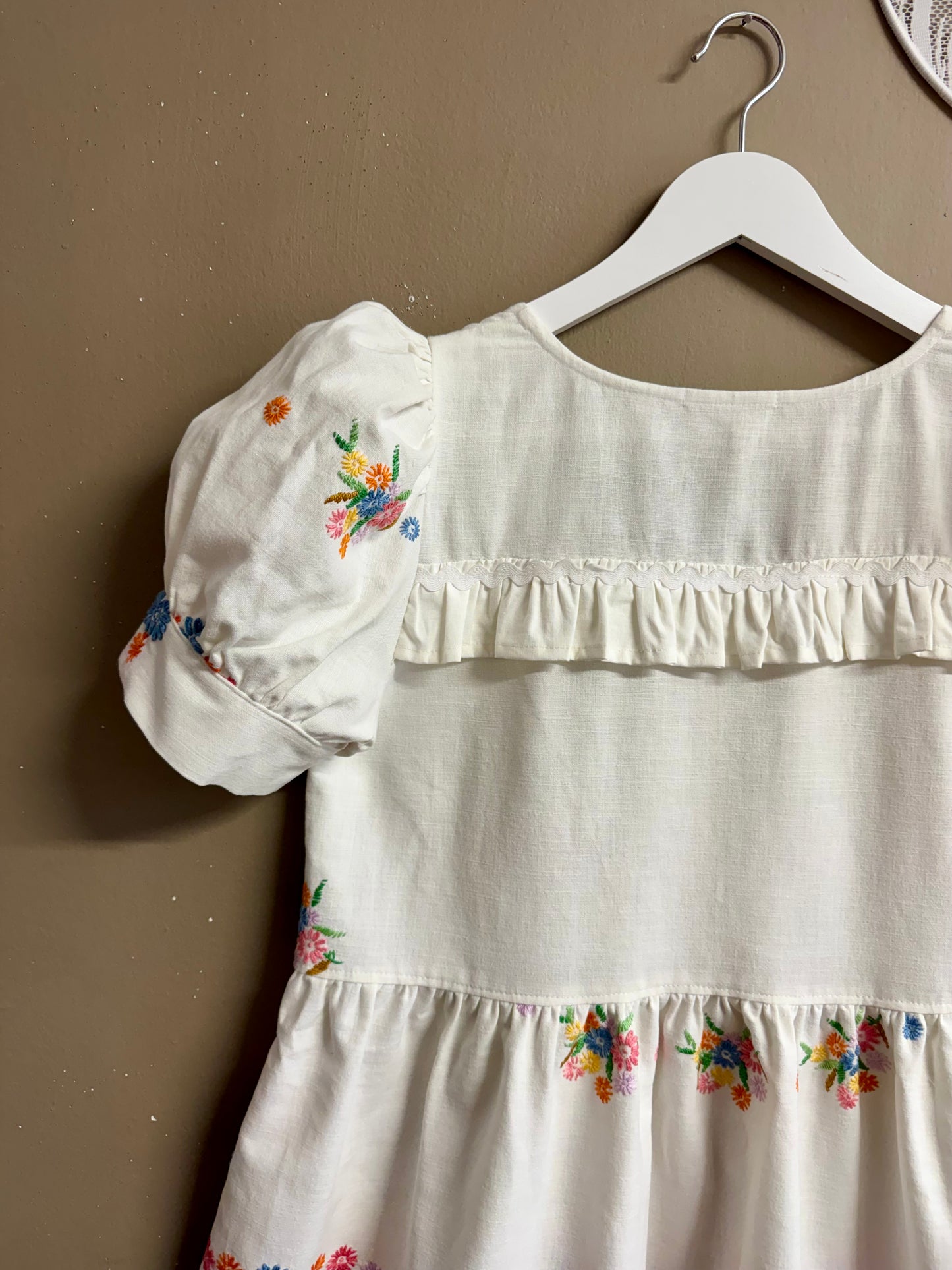 Dress with flowers embroidery
