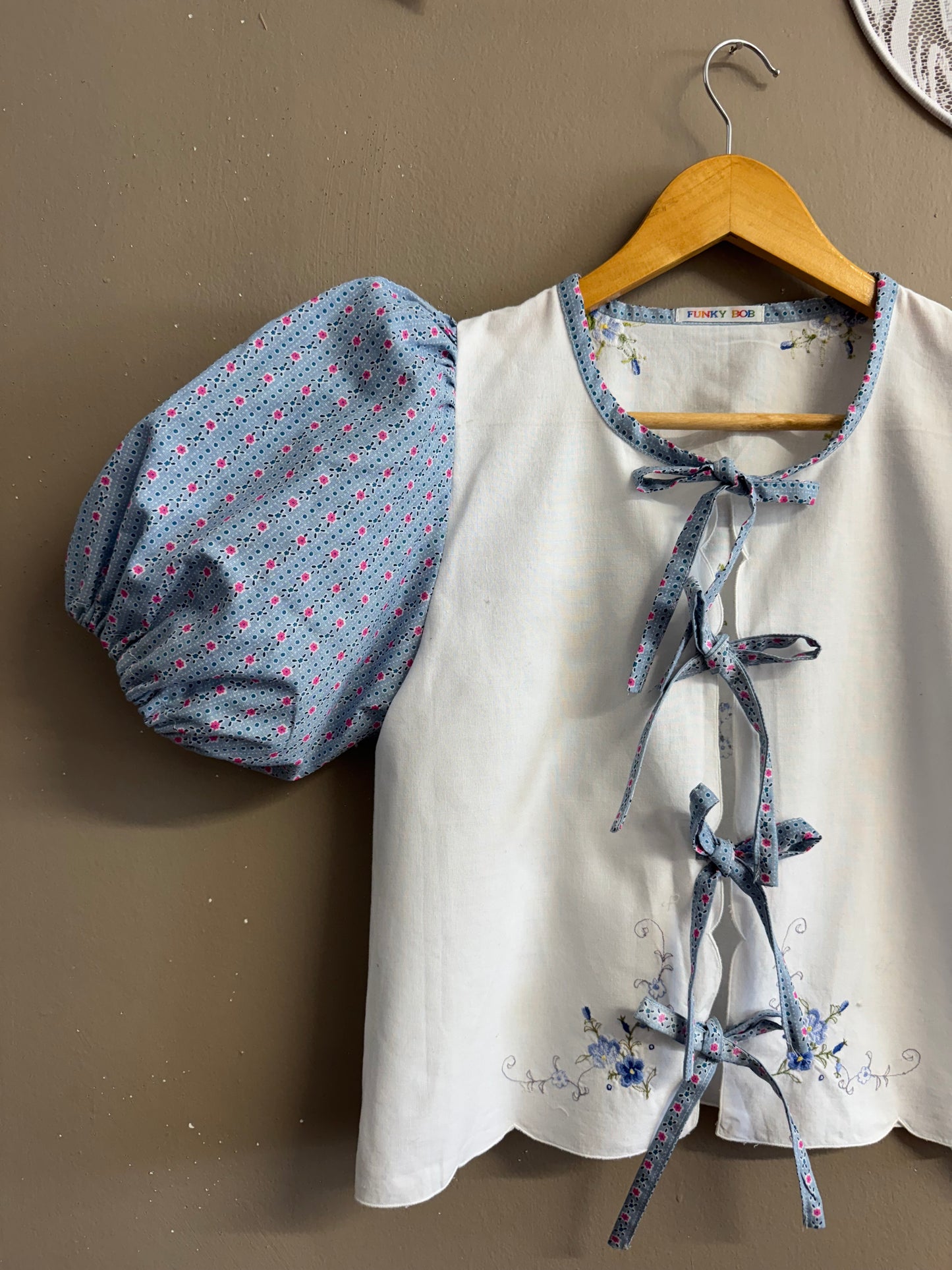 Blouse with blue sleeves