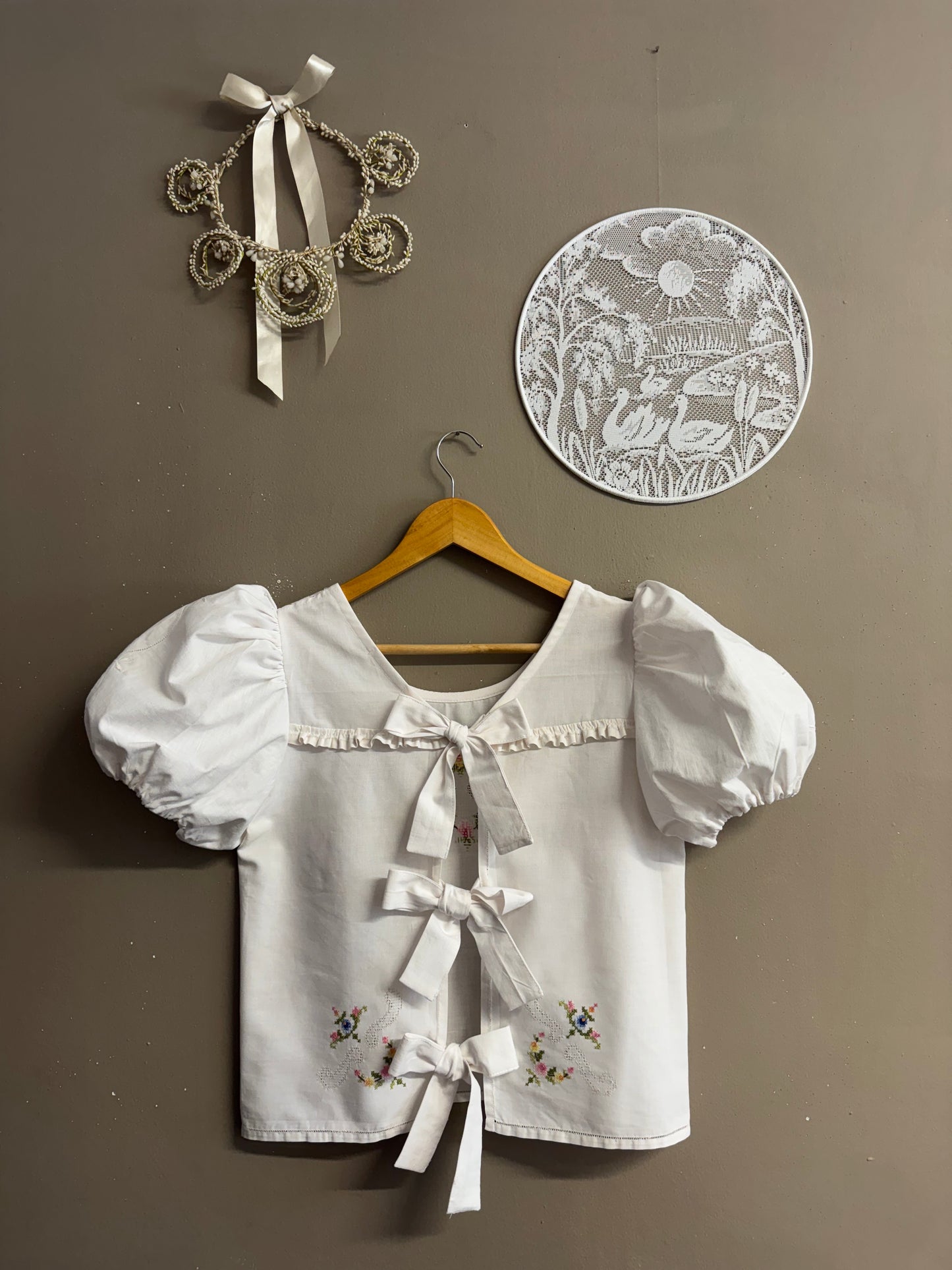 Blouse with roses embroidery