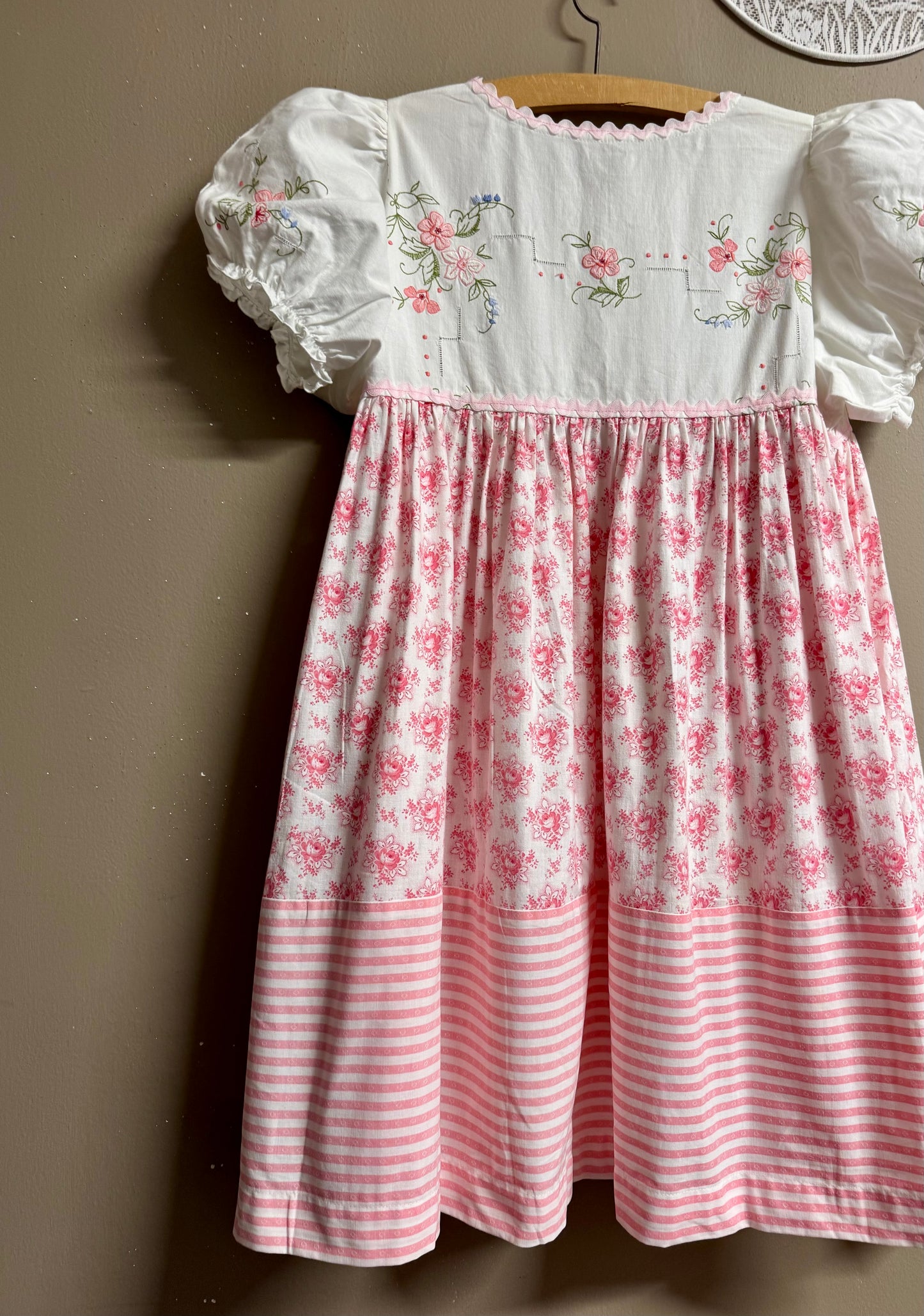 Dress with pink embroidery