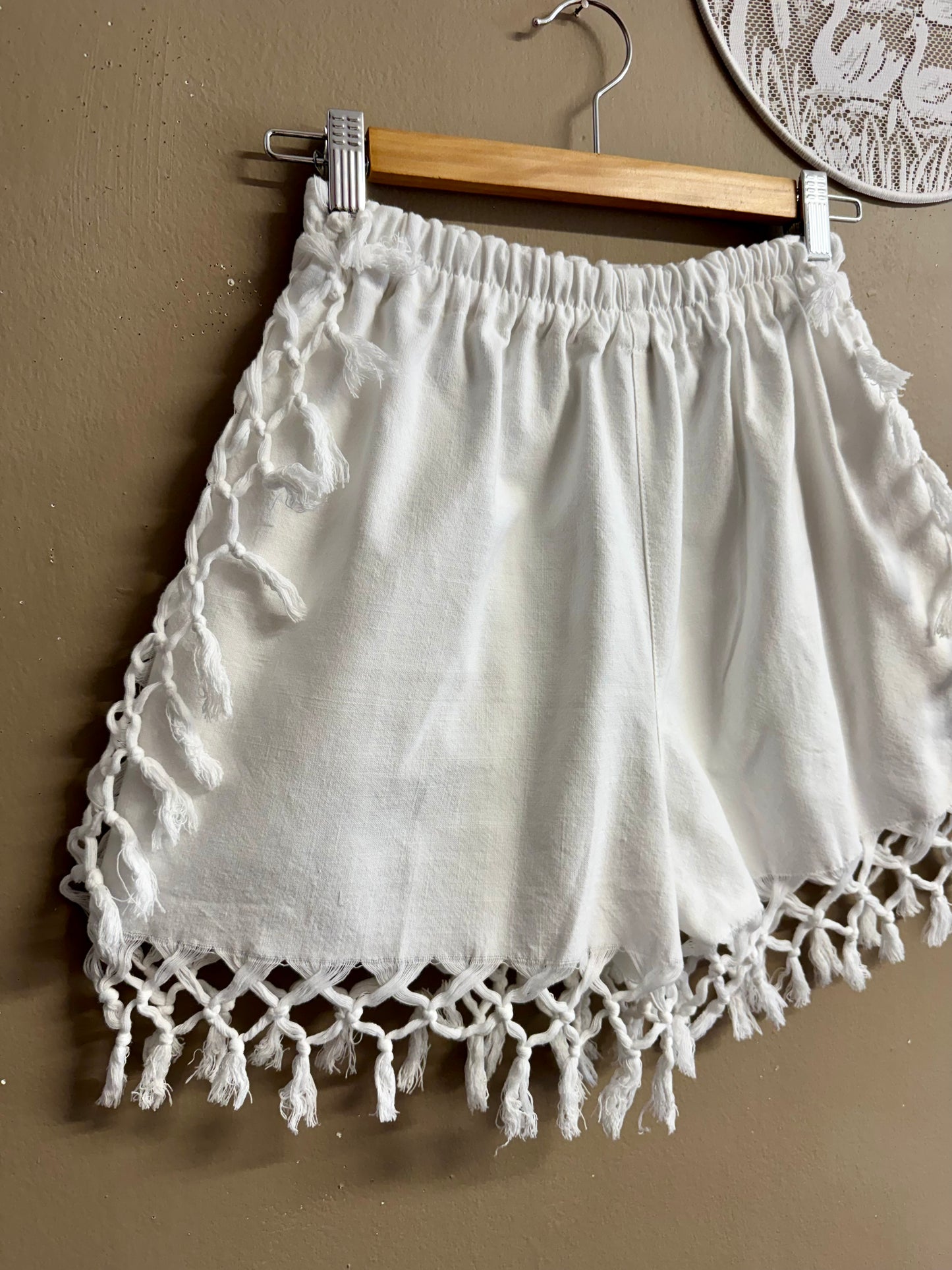 Cotton white short with side pockets