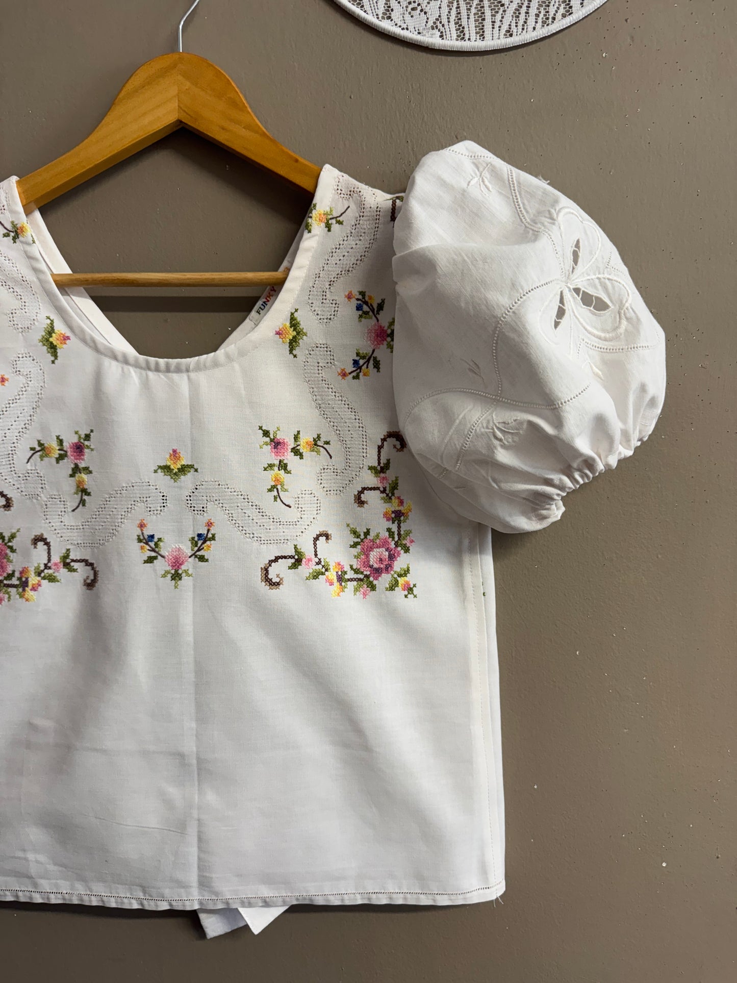Blouse with roses embroidery