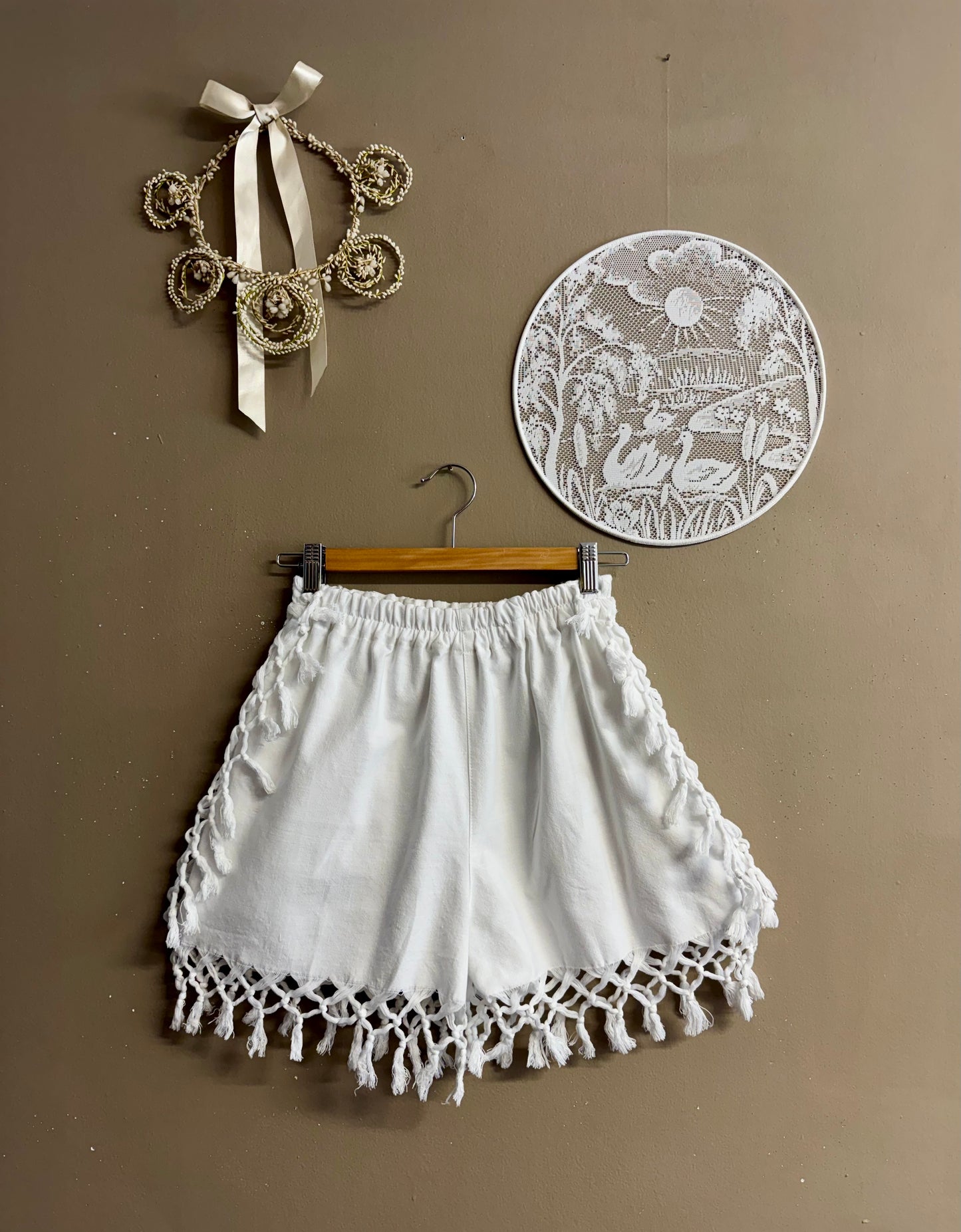 Cotton white short with side pockets