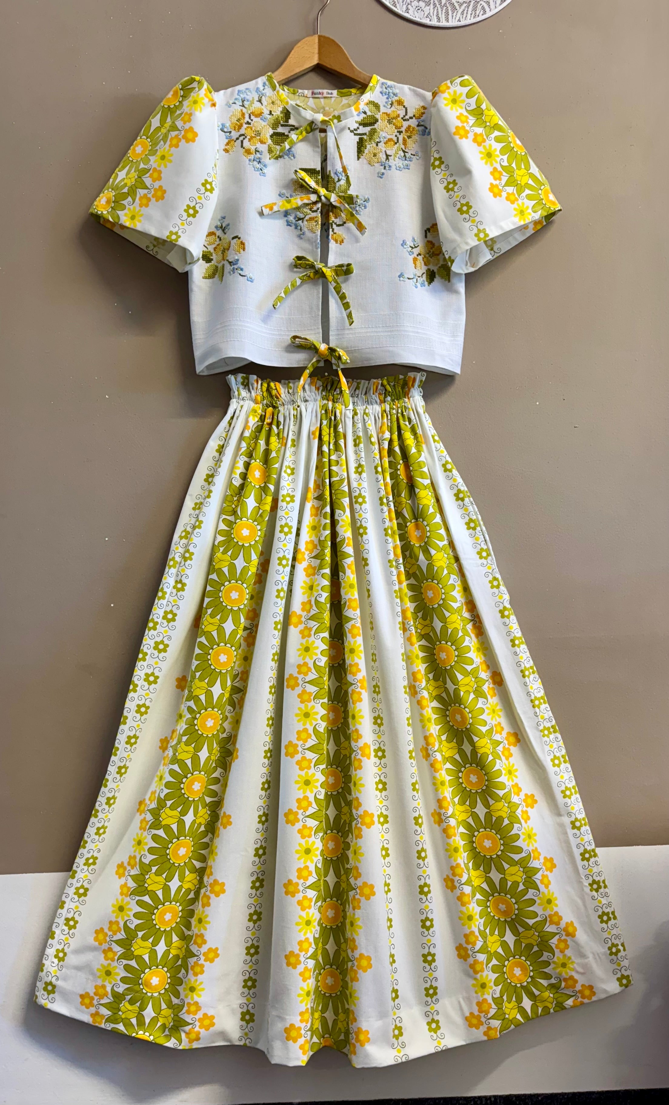 早い者勝ち　UND FLOWER RAISED EMBROIDERY TOP Winding Flower Embroidery Blouse｜Greed International