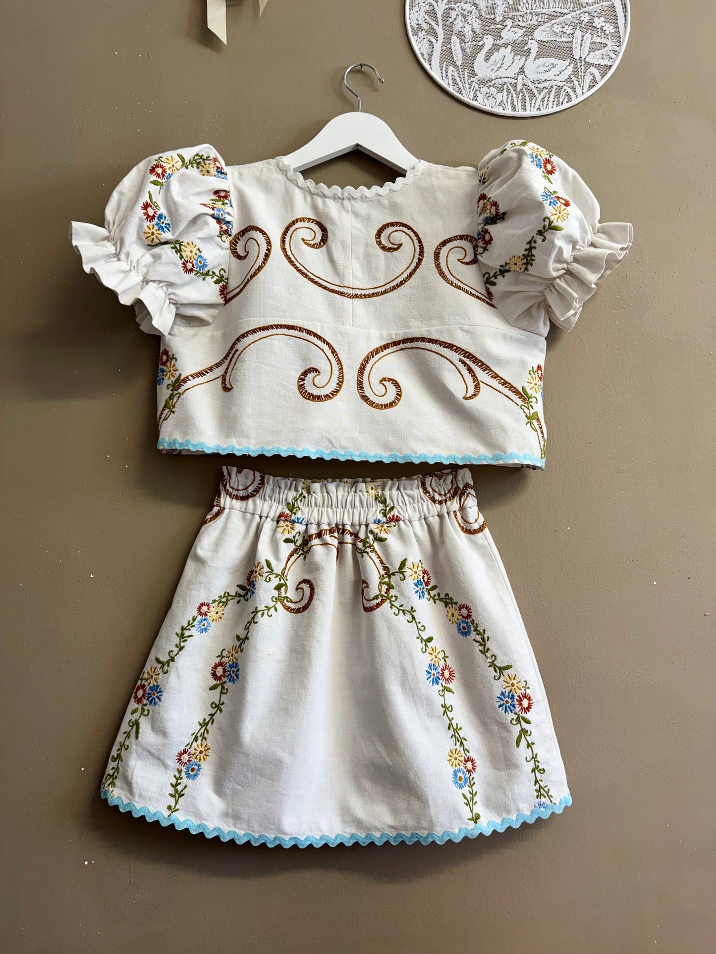 Twinset with embroidery