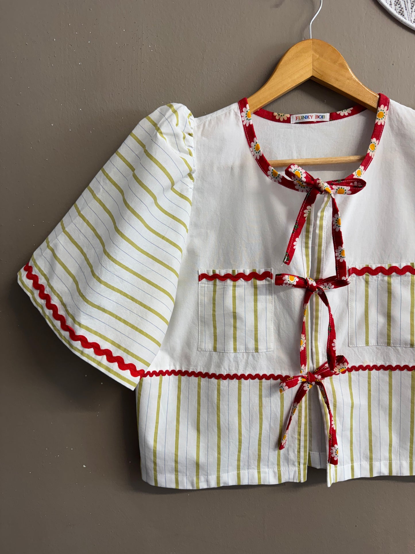 Blouse with loving frogs