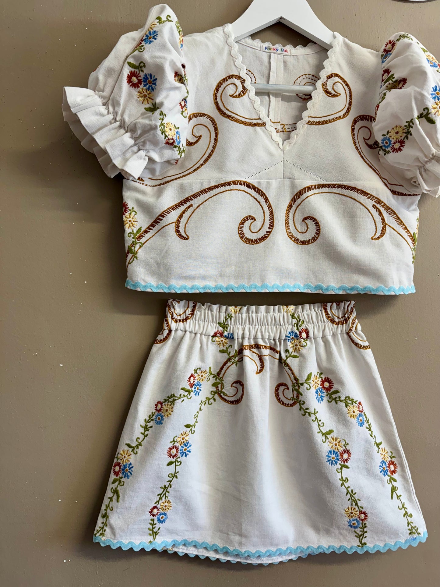 Twinset with embroidery