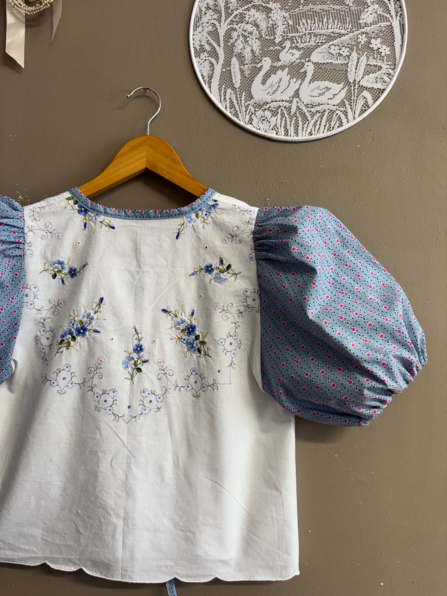 Blouse with blue sleeves
