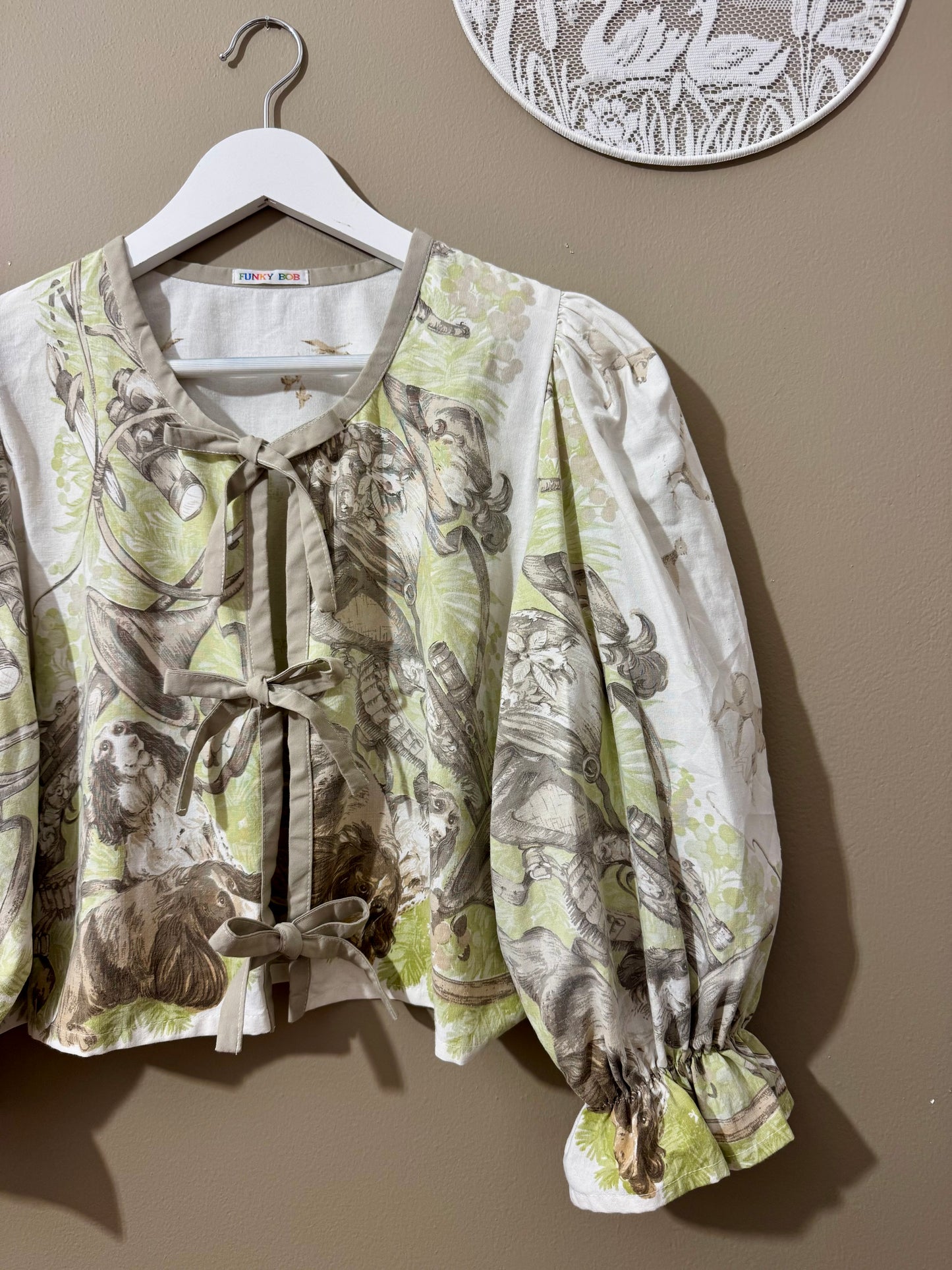 Blouse with hunting pattern