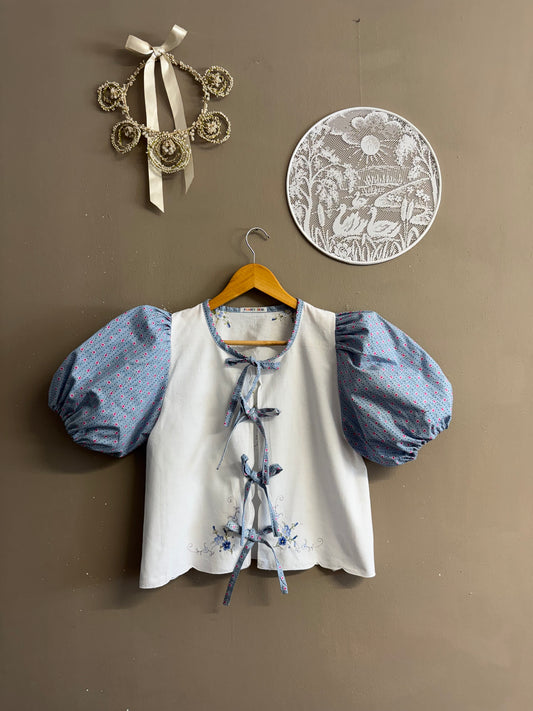 Blouse with blue sleeves
