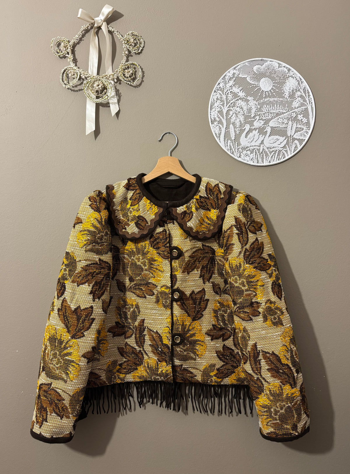 Autumn jacket with lady’s tapestry
