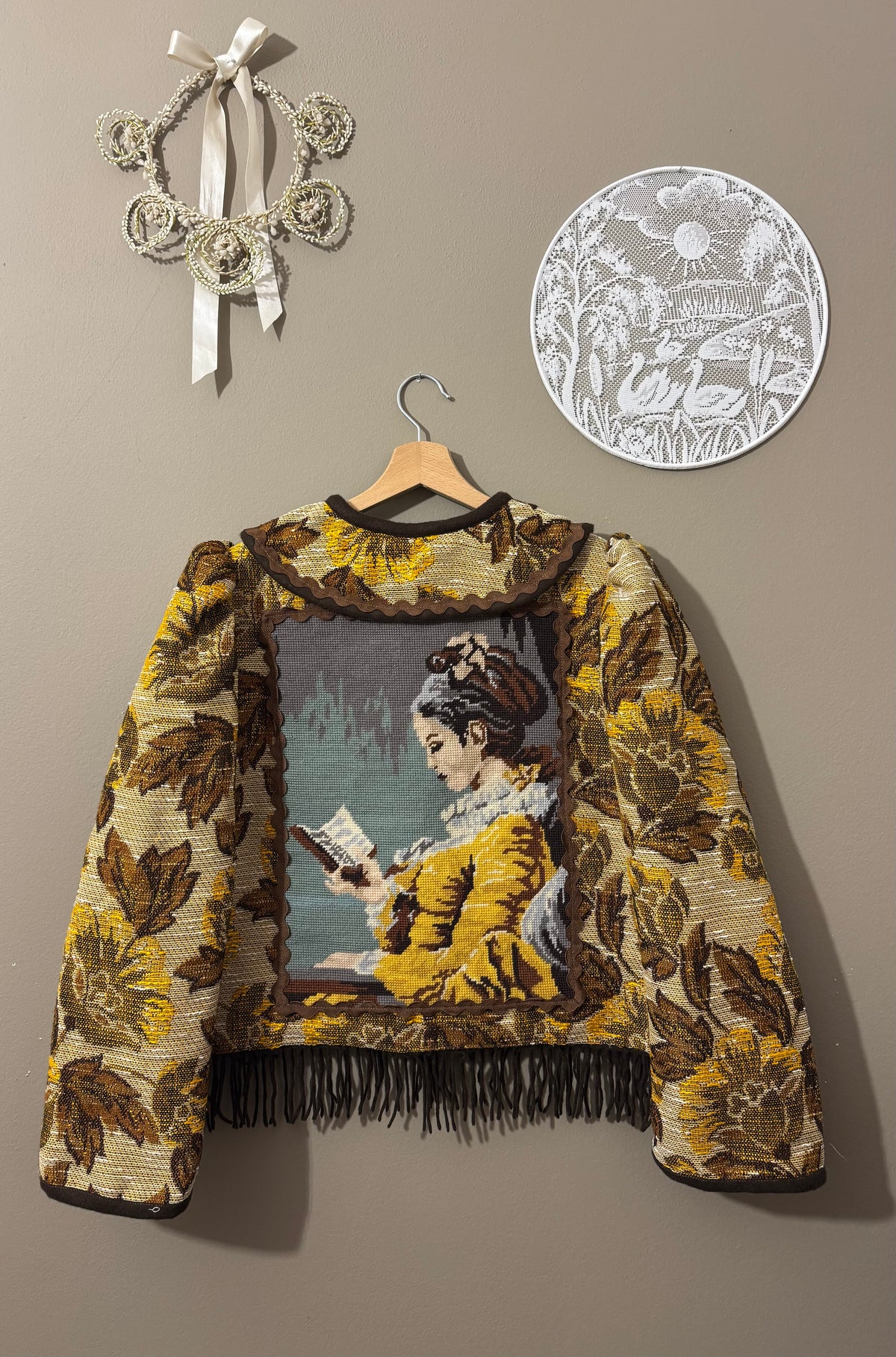 Autumn jacket with lady’s tapestry