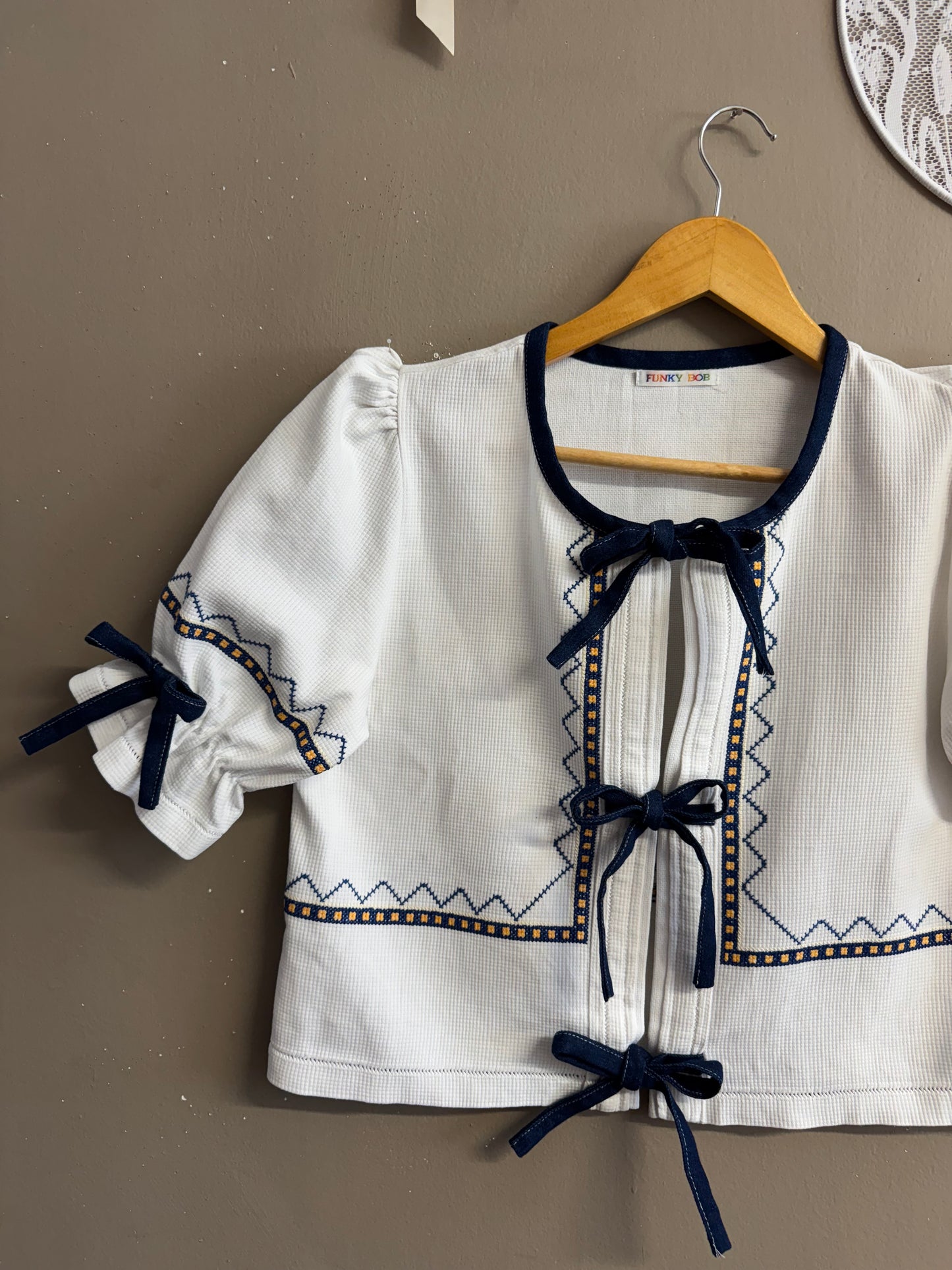 Blouse with jeans bows