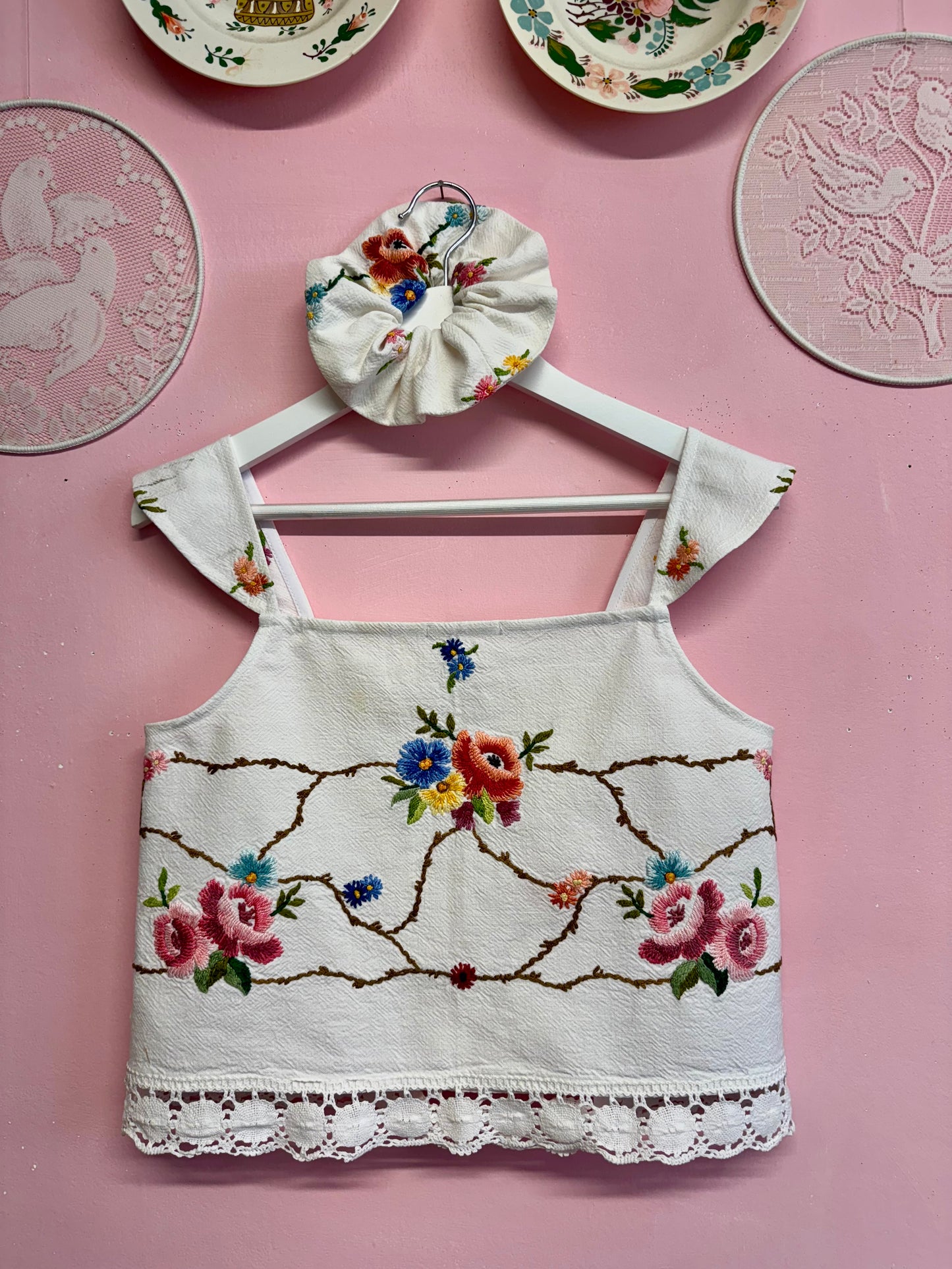 Embroidery top with scrunchie