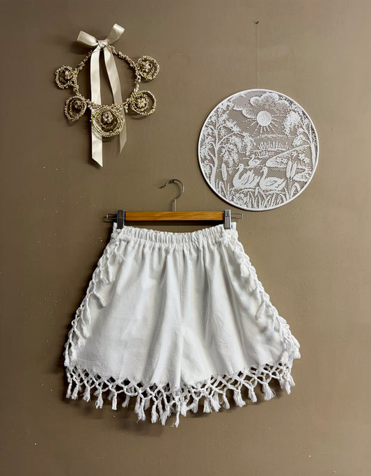 Cotton white short with side pockets