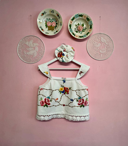 Embroidery top with scrunchie
