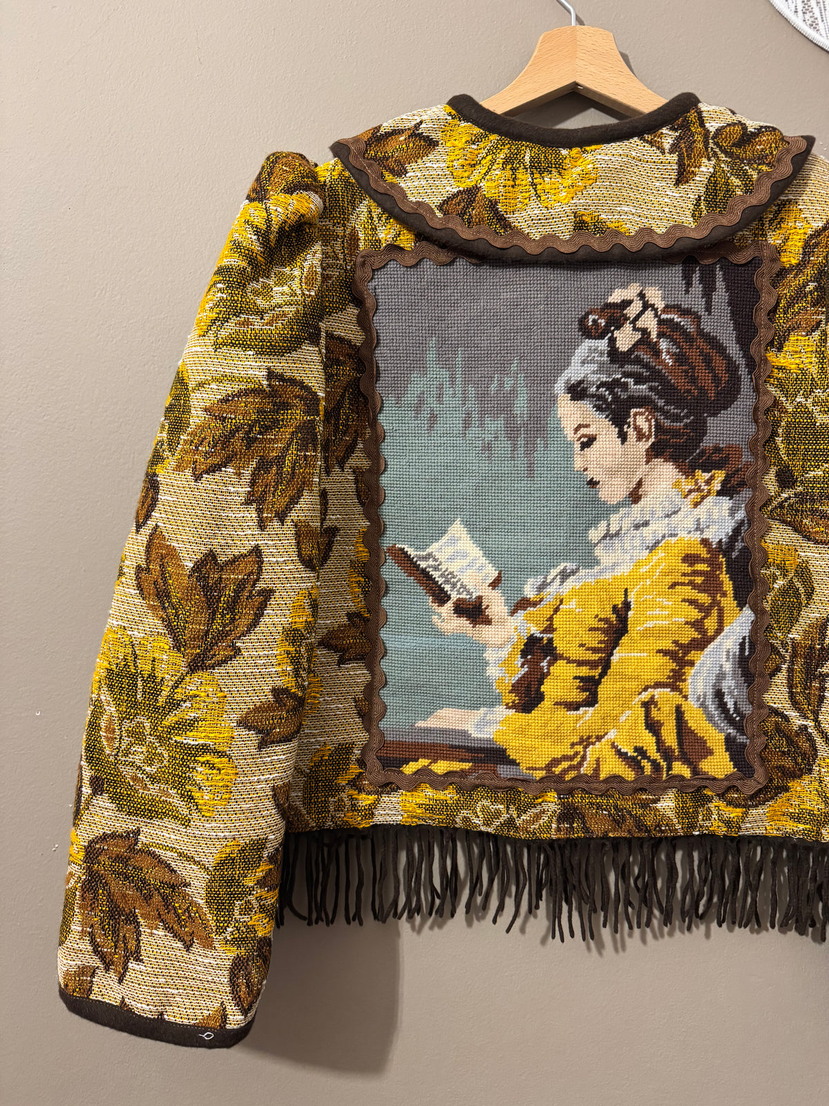 Autumn jacket with lady’s tapestry