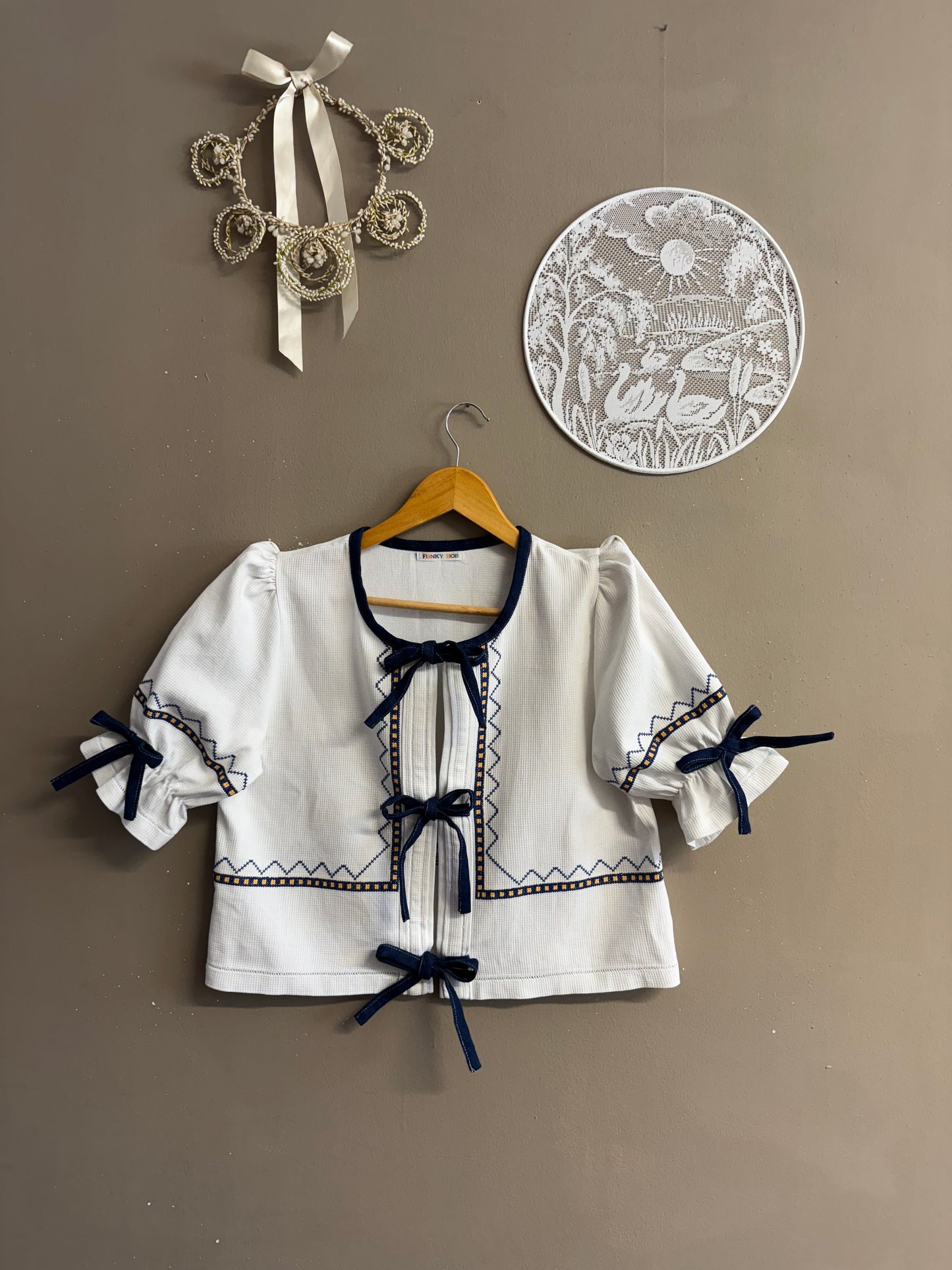 Blouse with jeans bows