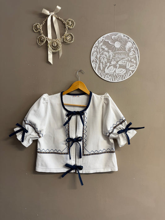 Blouse with jeans bows
