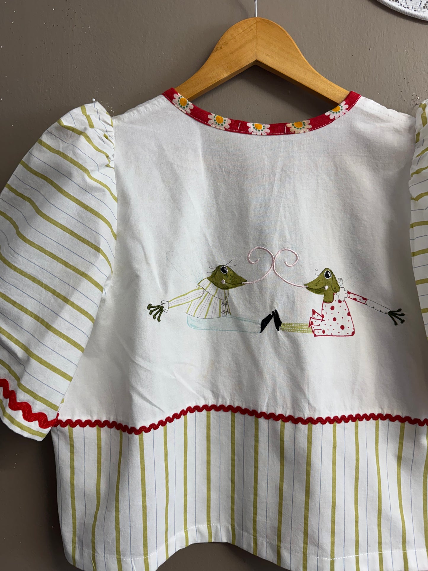 Blouse with loving frogs