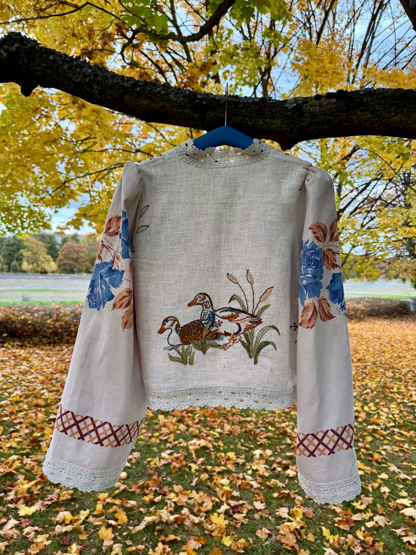 Beige cotton/linen blouse with ducks