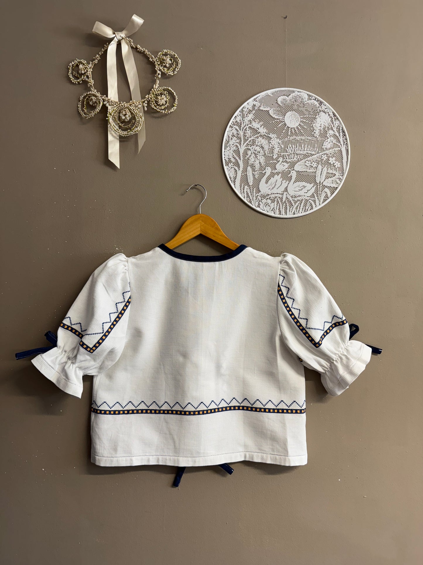 Blouse with jeans bows