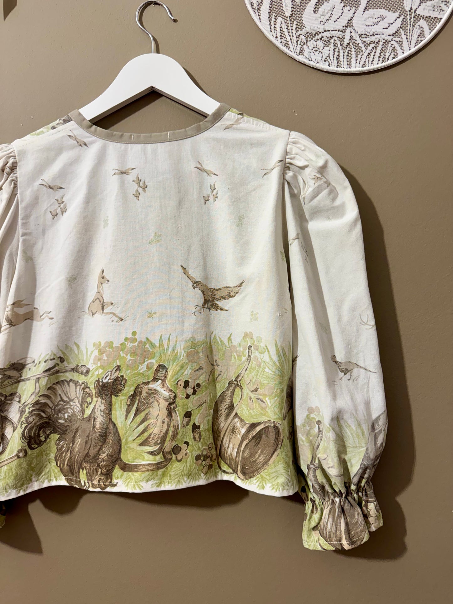 Blouse with hunting pattern