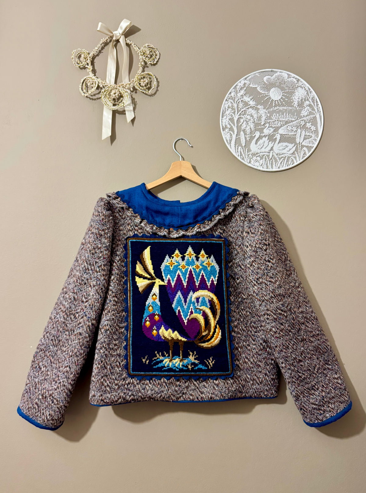 Autumn coat with tapestry