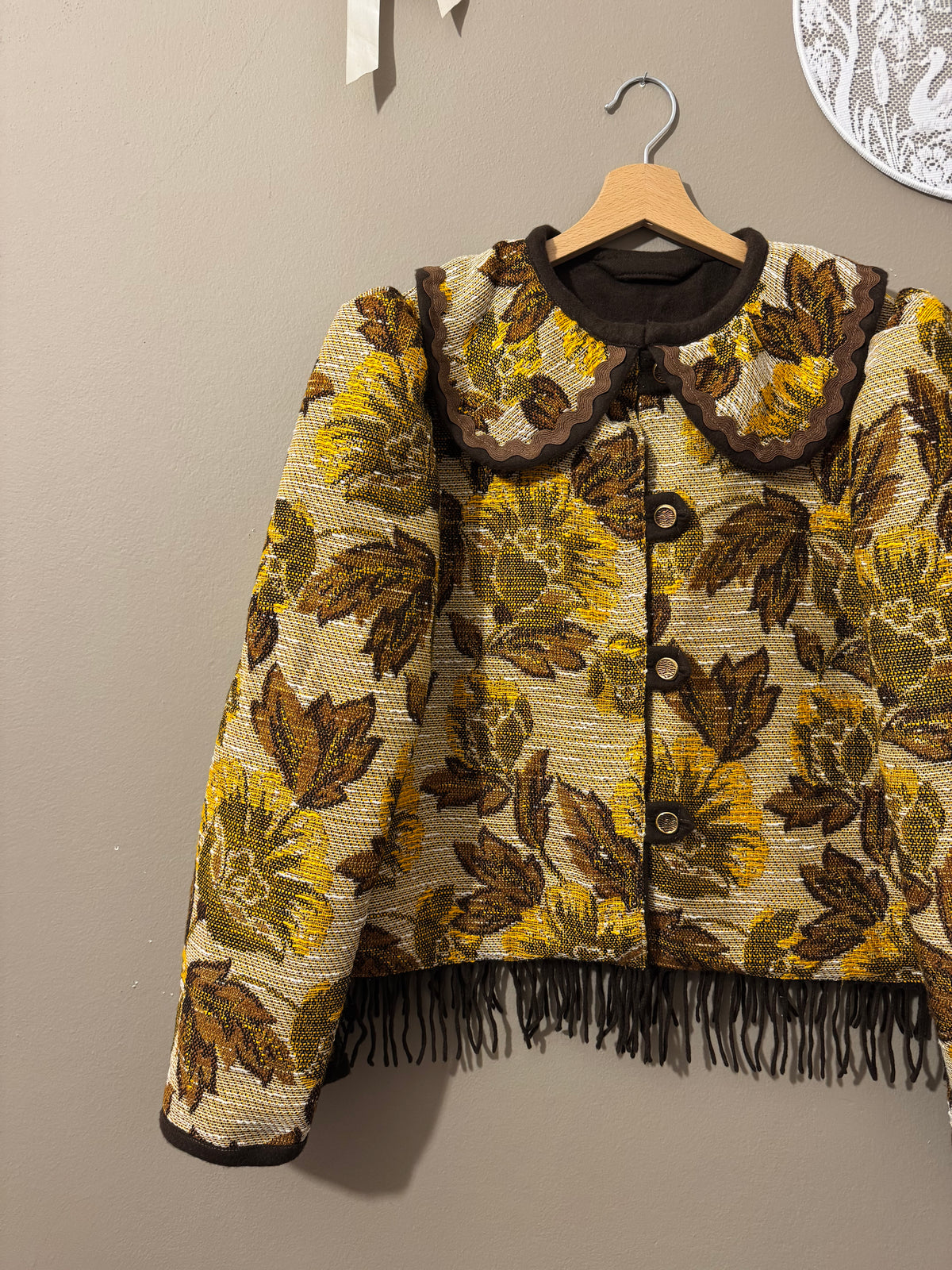 Autumn jacket with lady’s tapestry