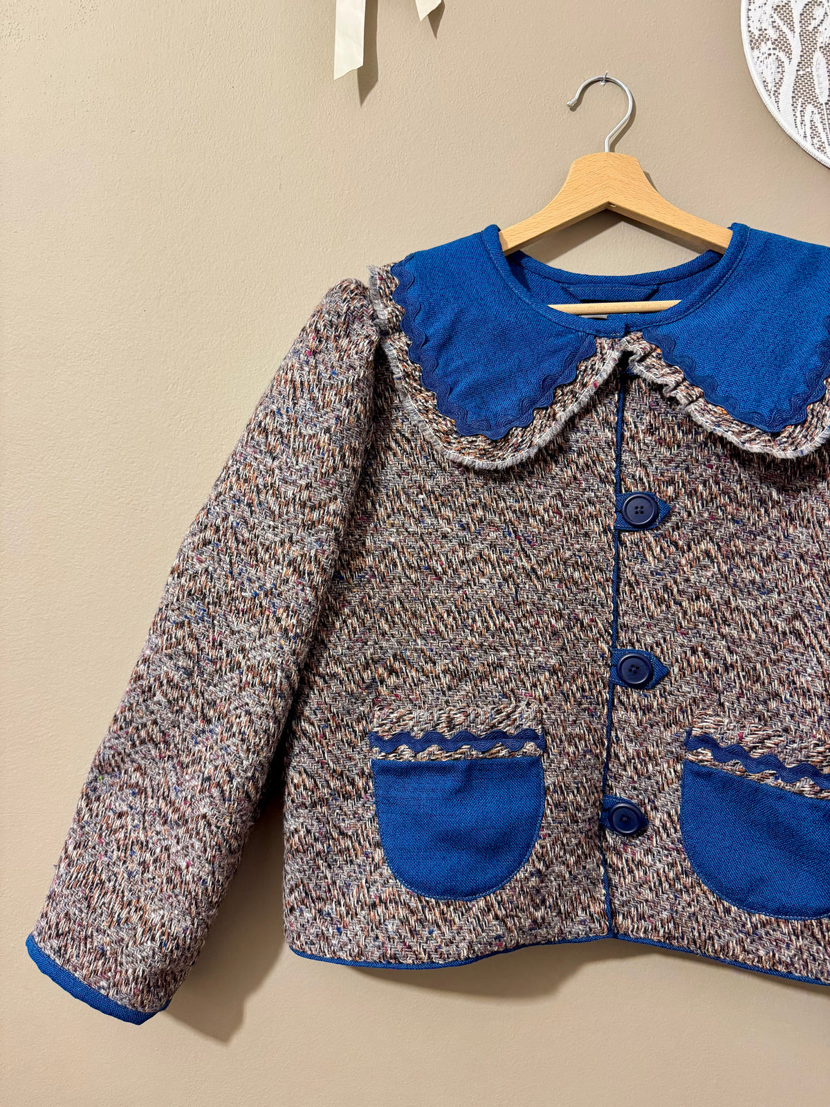 Autumn coat with tapestry