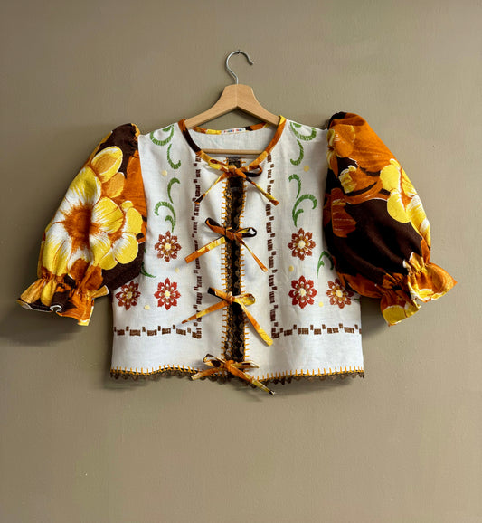 Blouse with linen and embroidery